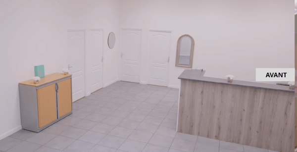 Aperçu du centre esthétique avant les travaux avec un comptoir vide et un meuble d'entrée sans décoration et aux couleurs ternes.