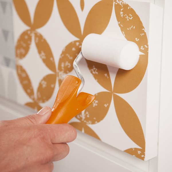Appliquez une couche de vernis pour protéger le papier.