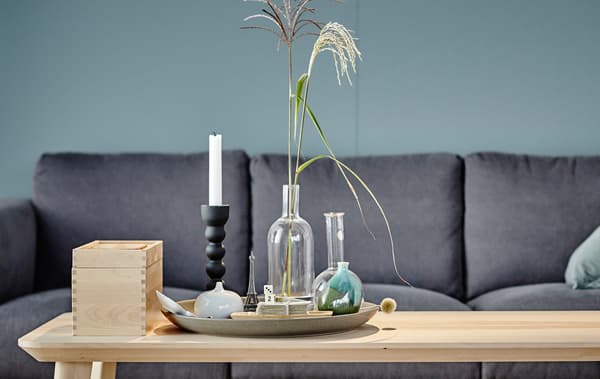 Apprenez à embellir votre table basse aussi parfaitement que notre décoratrice. 