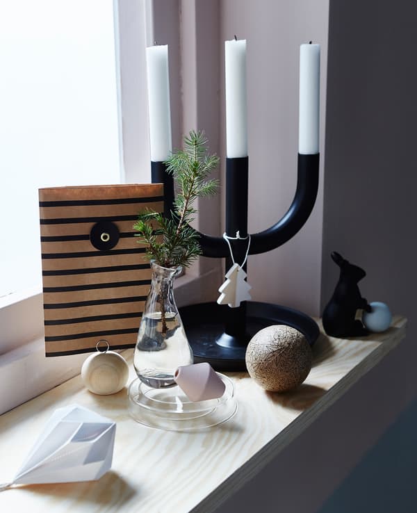 Appui de fenêtre orné de décorations de fête simples.