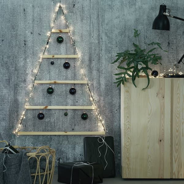 arbres de Nadal barats a la paret amb decoració 