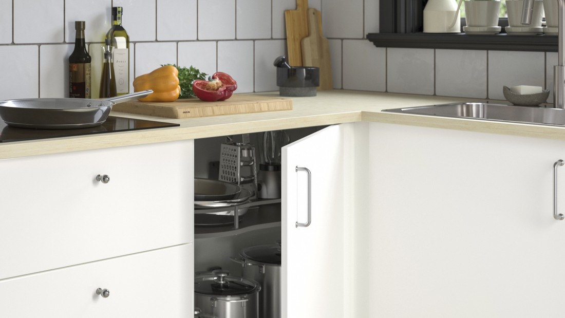 Area de cocina, mueble con compartimiento abierto mostrando accesorio extraíble de gabinete, gris