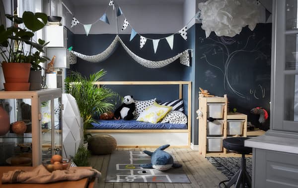 Area giochi con letto divano, baldacchino, peluche, un tappeto a fantasia e dei contenitori - IKEA