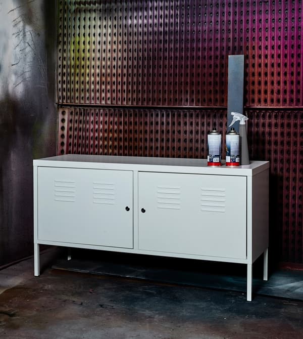 Armari IKEA PS de metall blanc preparat per pintar amb esprai de diversos colors.