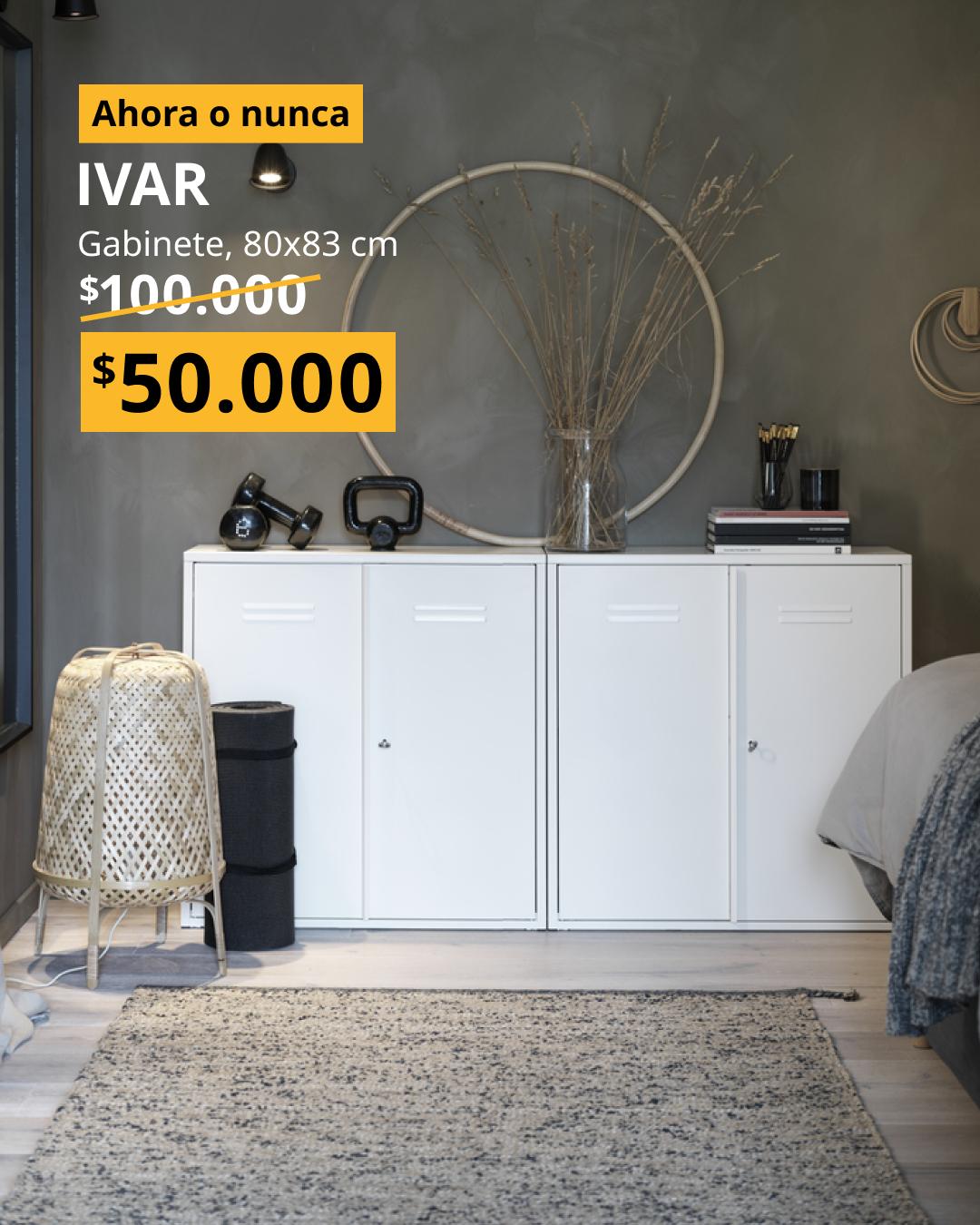 Armario IVAR blanco con puertas y repisa ajustable, ideal para almacenamiento cerrado y organizado.