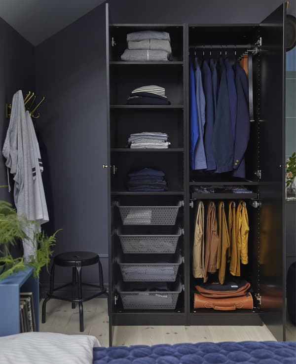 Armario PAX de IKEA aberto con interiores KOMPLEMENT para gardar e ordenar roupa neste dormitorio gris.