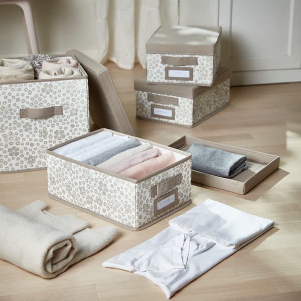 Armaris ordenats amb el mètode KonMari