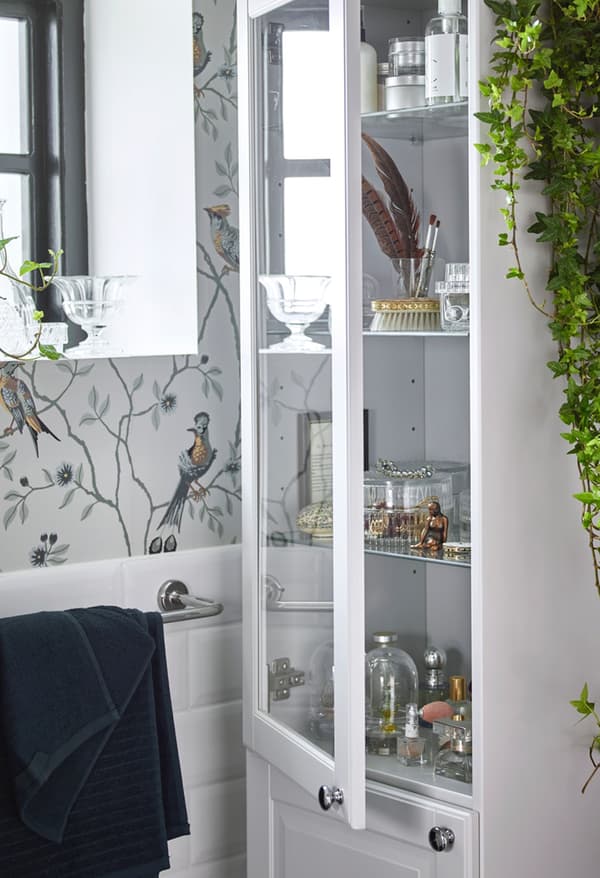 Armoire 2 portes GODMORGON/KASJÖN avec accessoires de salle de bain dans la vitrine