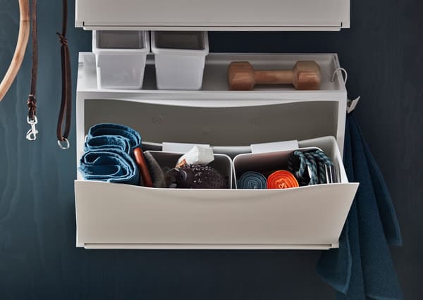 Armoire à chaussures IKEA TRONES blanche ouverte, avec les accessoires pour le chien dedans.