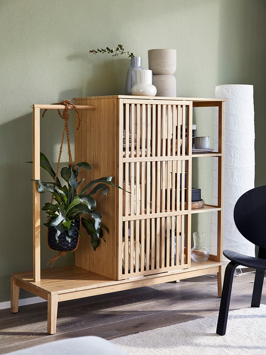 Armoire NORDKISA avec deux vases de tailles différentes placés sur le dessus.