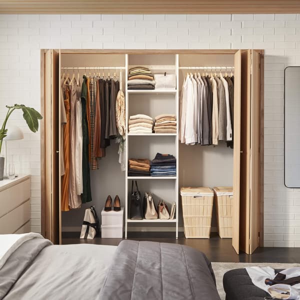 Armoire-penderie où tout est parfaitement rangé.