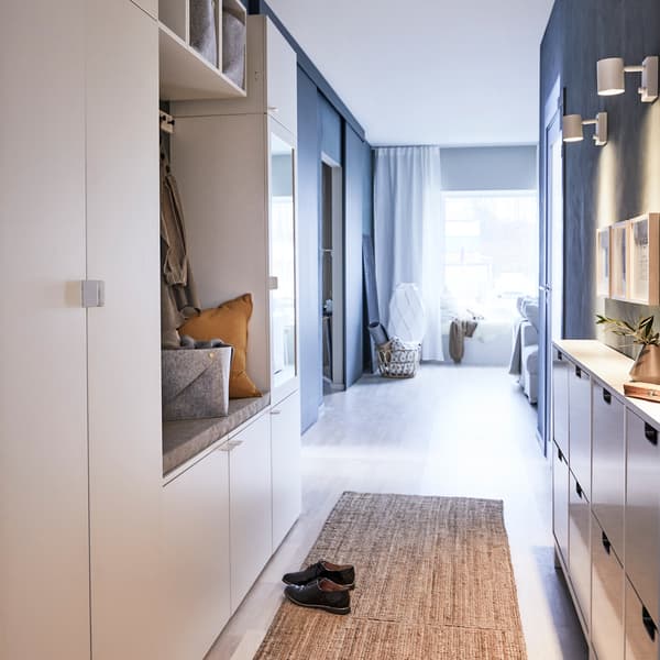 Armoire-penderie PLATSA en bois laqué blanc dans un petit hall d’entrée.