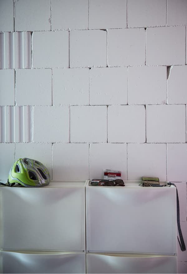Armoires à chaussures IKEA sur un mur blanc.