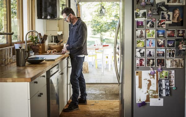 Arno preparing food in the kitchen.
