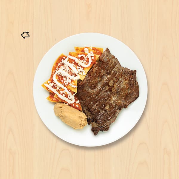Arrachera con chilaquiles
$169
Arrachera marinada (160gr), acompañada con chilaquiles verdes o rojos y frijoles refritos
