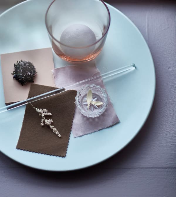 Arreglo otoñal de flores y piezas textiles 