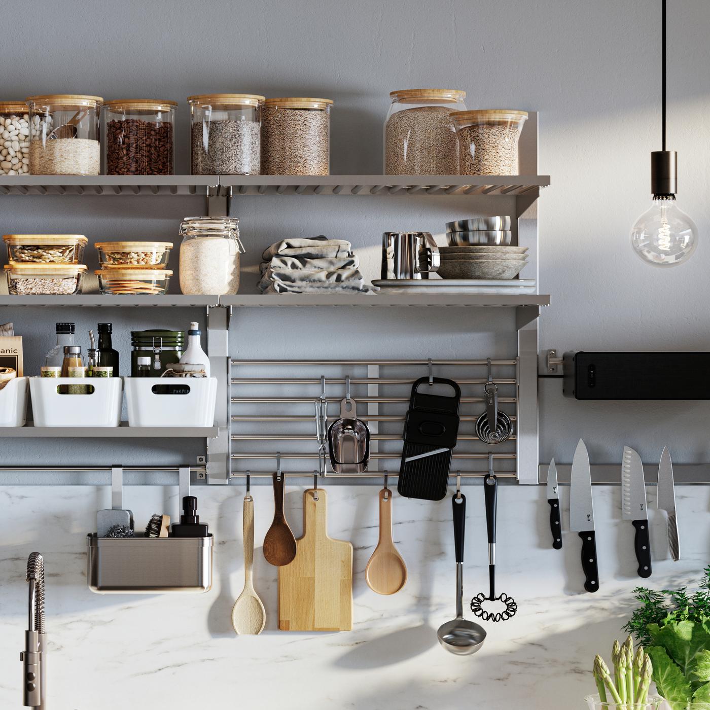Arrumação de cozinha KUNGSFORS em aço inoxidável com prateleiras e grelha de parede com recipientes com tampa, caixas de arrumação e utensílios.