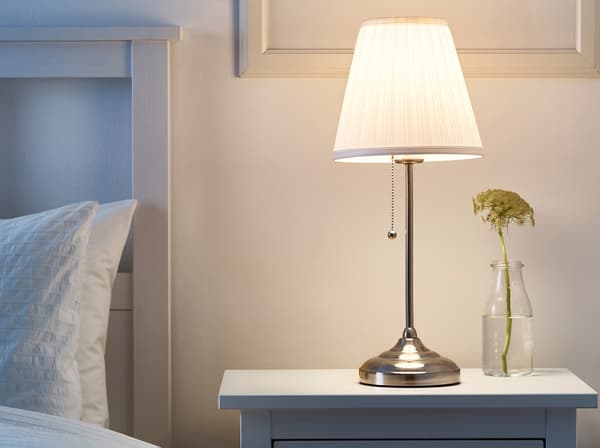 ÅRSTID Lamp on a bedside table in a bedroom