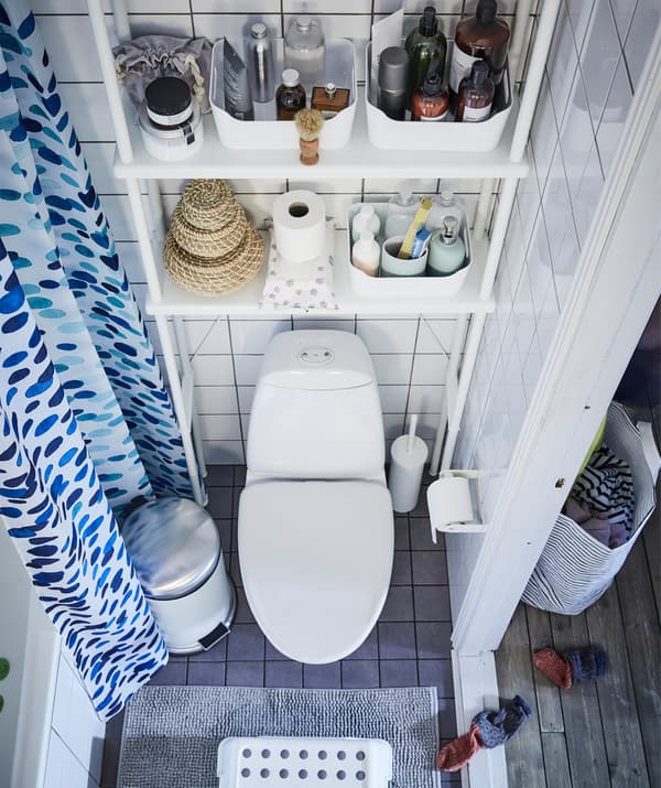 Articoli da bagno sugli scaffali sopra il WC - IKEA