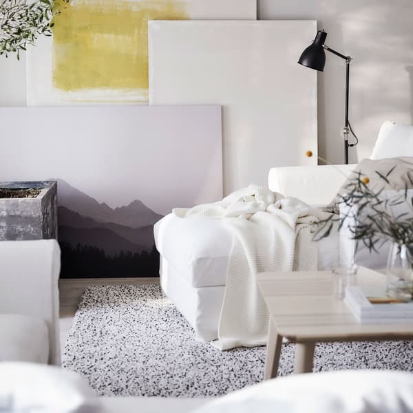 أريكة استرخاء قطن بيضاء ناعمة GRÖNLID من ايكيا في غرفة جلوس.