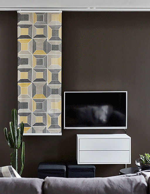 As cortinas de IKEA son unha boa opción para ocultar a televisión. Usa guías de cortina no teito para colgar paneis de tea como BIRKET, que ten cadrados amarelos, brancos, negros e marróns para darlle ao teu fogar un estilo moderno. Ábreas cando sexa a hora de ver a tele.