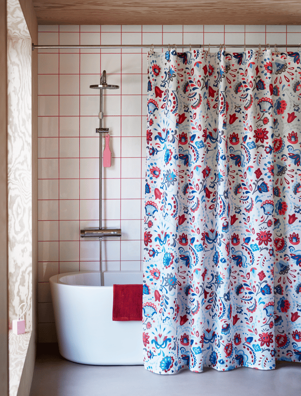 As cortinas estampadas axudarante a darlle personalidade ao teu baño sen obra ningunha