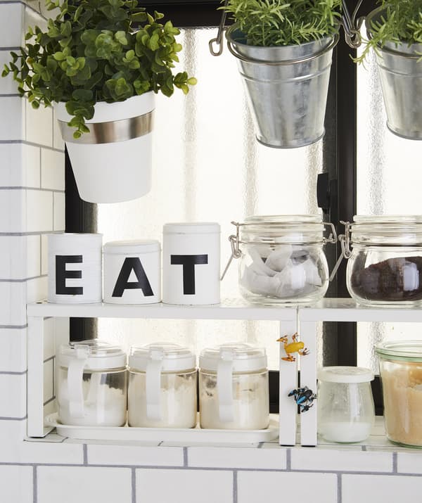 As plantas e os ingredientes secos almacénanse en testos e frascos nun estante.