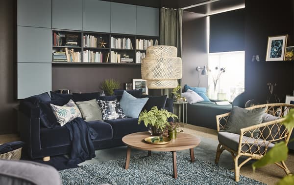 스웨덴 출신의 유명 인테리어 디자이너 Åsa Dyberg가 IKEA 제품으로 꿈의 거실을 설계했어요. 다크블루 벨벳 소파와 호두나무 커피테이블, 데이베드, 프라이버시를 지켜주는 그린 커튼으로 안락하면서도 한 곳에서 모든 것을 즐길 수 있는 만능 공간을 만들었답니다.