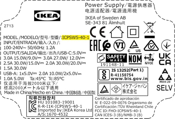 ÅSKSTORM 40W USB-laddare mörkgrå kan identifieras med hjälp av modellnumret ICPSW5-40-1 som finns på etiketten på USB-laddarens baksida. 