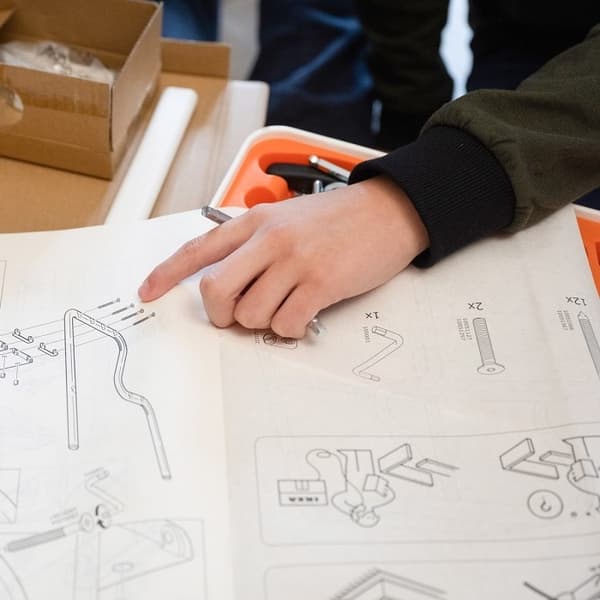 Asmuo skaito surinkimo instrukcijas.