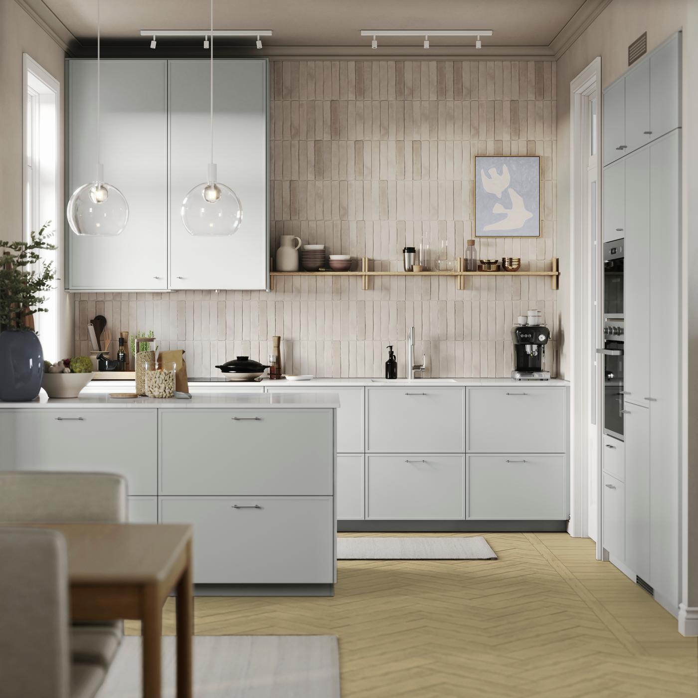 ASPUDDEN light-grey kitchen.