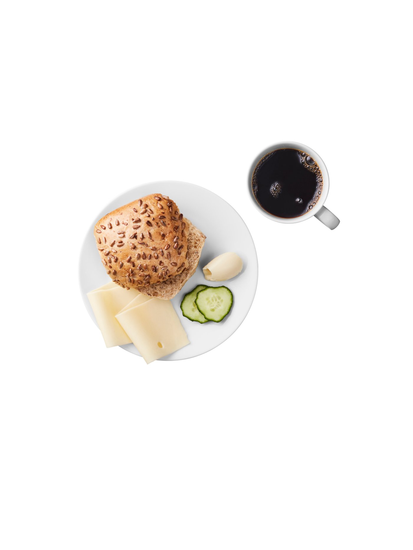 Assiette avec pain aux céréales, fromage, concombre et beurre, servie avec une tasse de café noir.