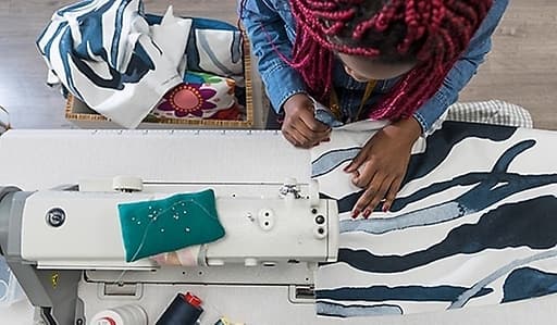 ÅTERSTÄLLA bildumako emakumearen oihal estanpatua.