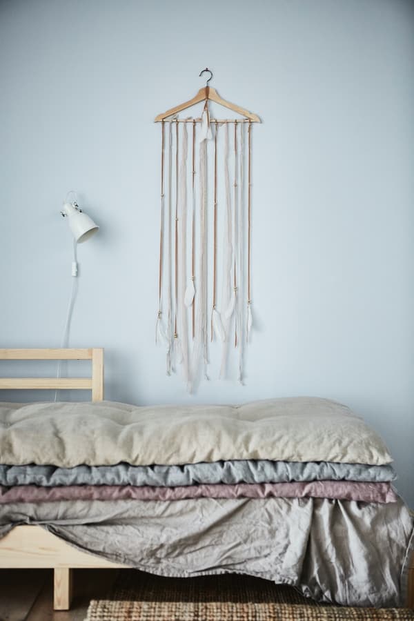 Atrapasueños con una percha reutilizada