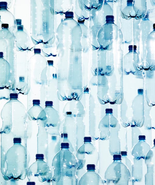 Áttetsző műanyag palackok.