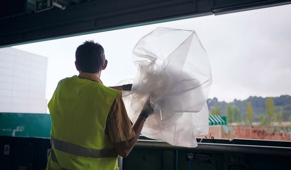 Auch in unseren Verpackungen setzen wir auf recycelten Kunststoff, um Ressourcen sorgfältig zu nutzen, aus Wertstoffen neues zu machen und damit zu einem gesünderen Planeten beizutragen.