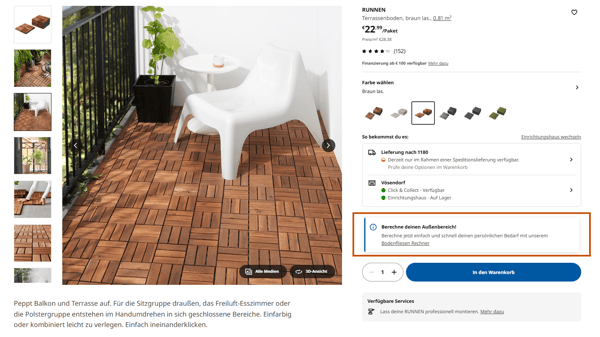 Auf dem Bild ist ein Balkon oder eine Terrasse zu sehen, die mit RUNNEN Terrassenbodenplatten in braun gestaltet ist. Eine weiße Outdoor-Lounge aus Kunststoff steht darauf, daneben ein kleiner weißer Tisch mit einer Pflanze. Die Fläche wirkt einladend und modern.
