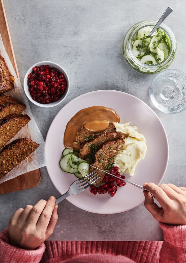 Auf dem Bild ist ein Teller zu sehen, auf dem ein veganer Braten aus pflanzlichem Hack liegt.