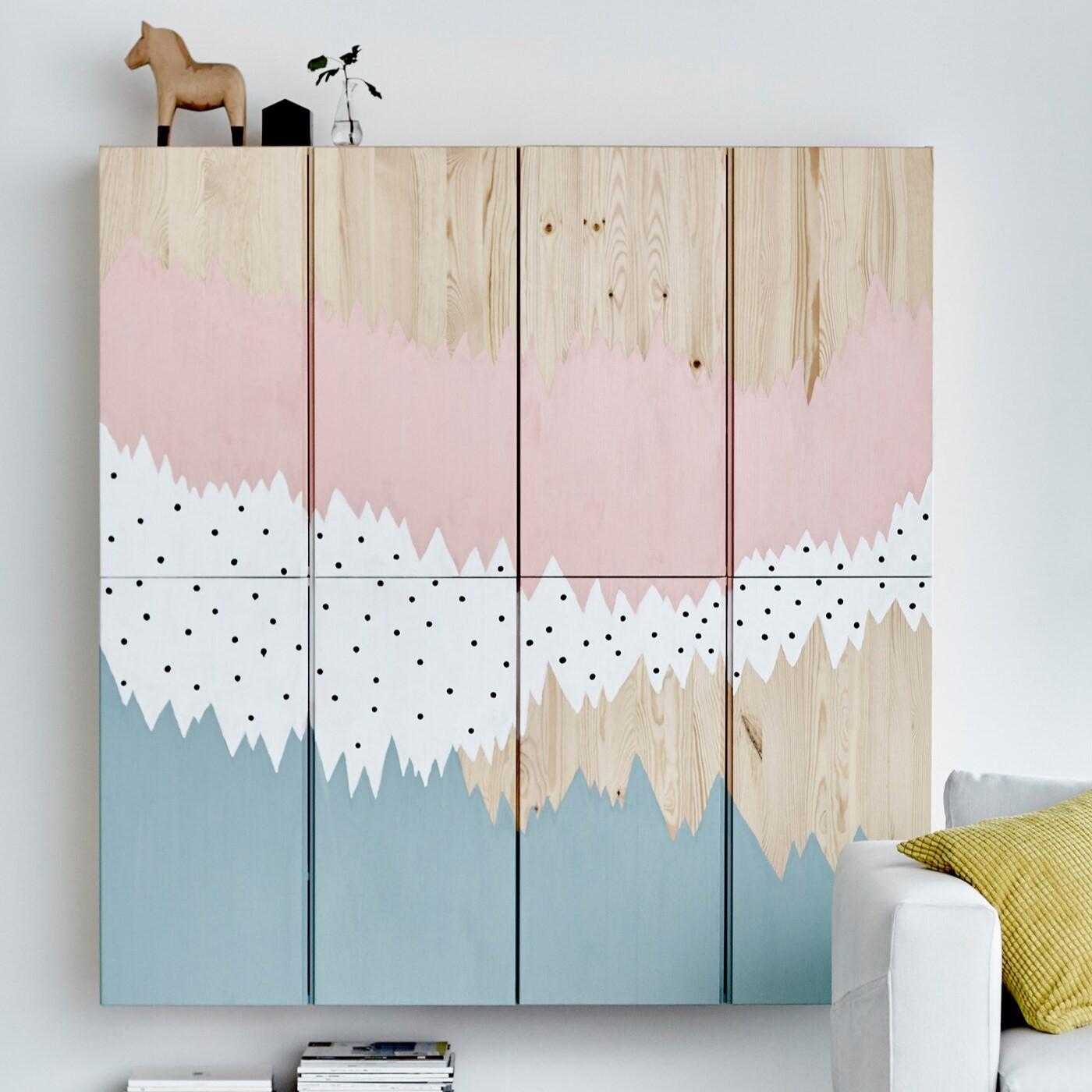 Auf diesem Bild sieht man einen Ivar Schrank der mit vielen bunten Fraben bemalt wurde und dadurch ein schönes Muster entstanden ist.