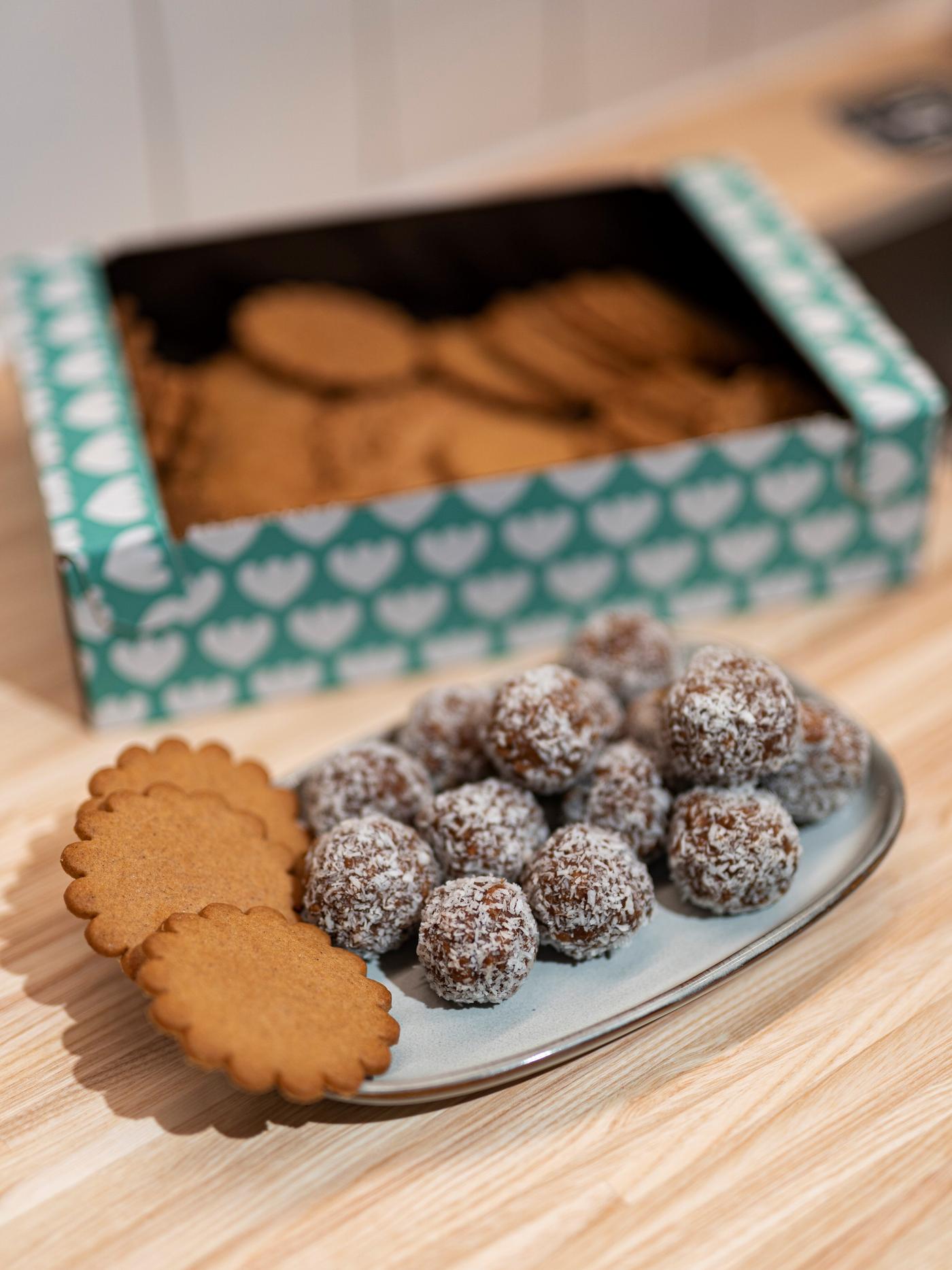 Auf einem hellblauen Teller liegen leckere Vegane KAFFEREP Energyballs und kekse.