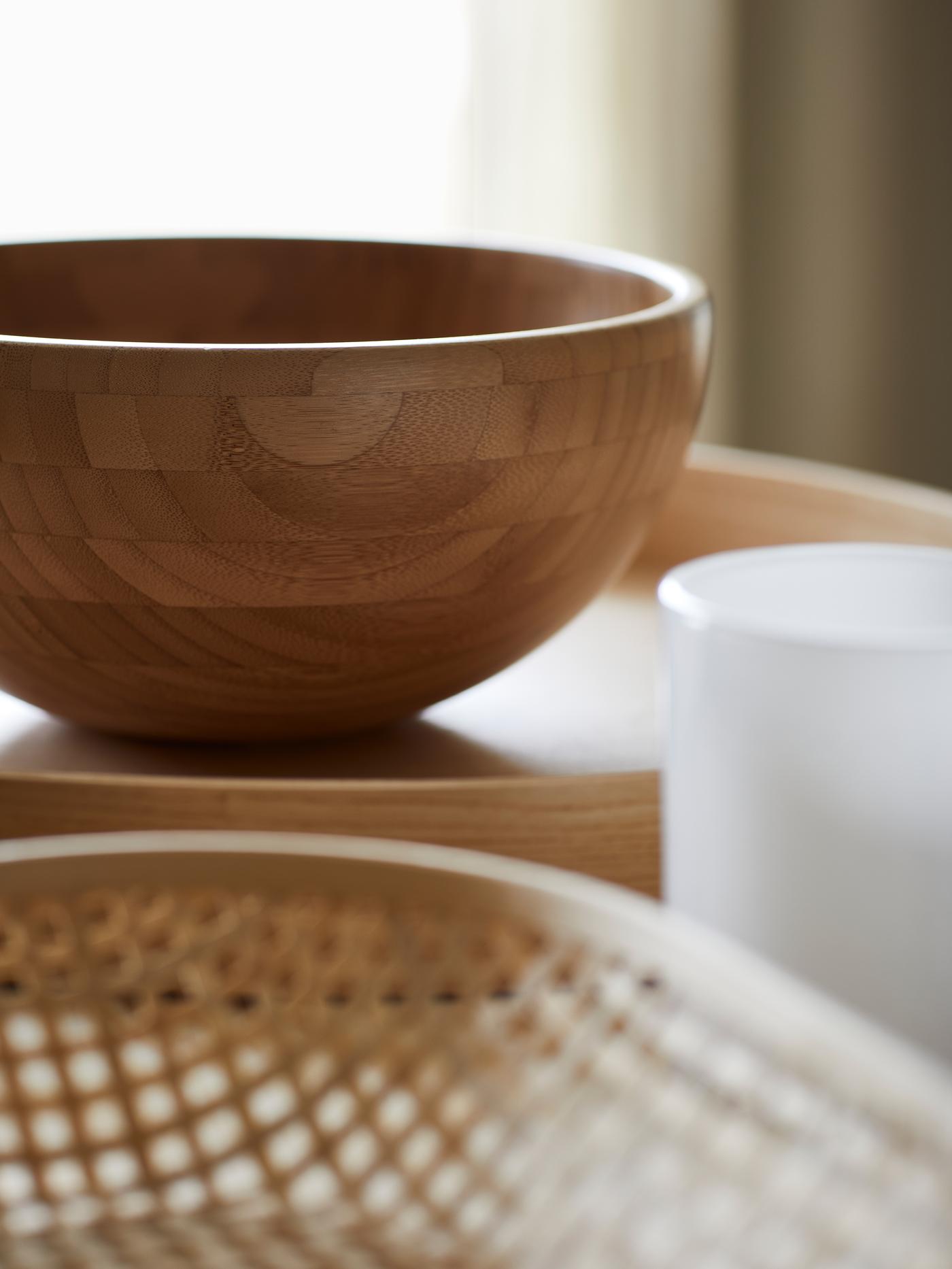 Auf einem Holztisch stehen verschiedene Utensilien, bspw. eine Schale aus Holz.