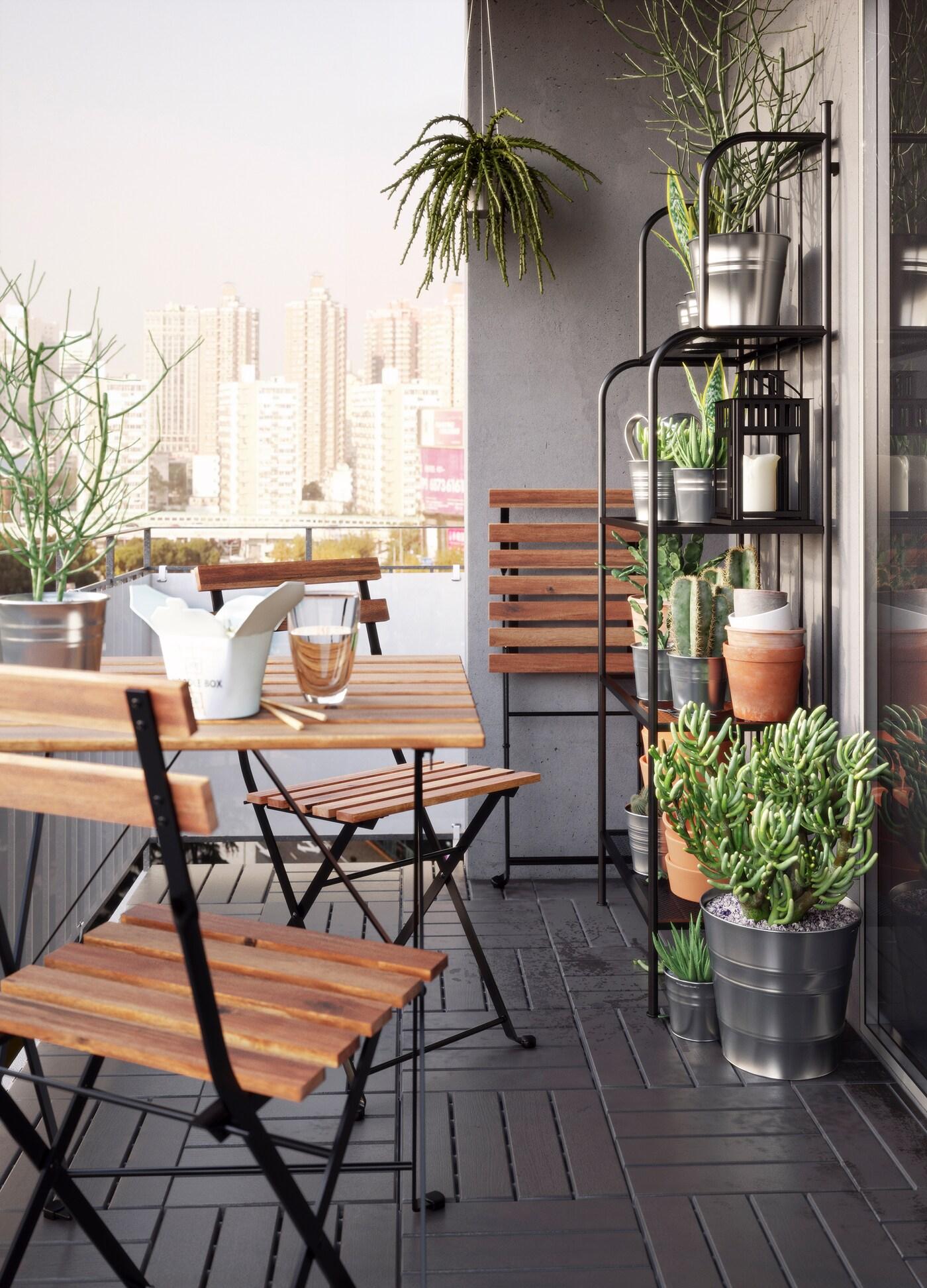 Auf einem kleinen Balkon sieht man einen Klapptisch und zwei Klappsessel der TÄRNÖ Serie.