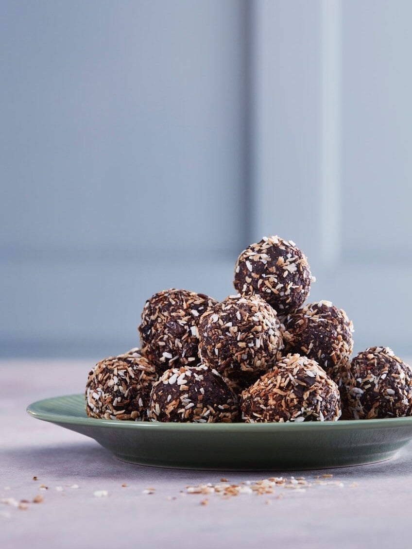 Auf einem Teller liegen HJÄLTEROLL Kokosbällchen