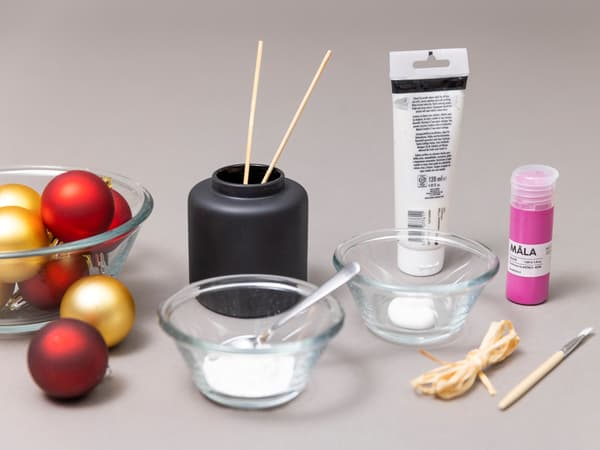 Auf einem Tisch leigen Christbaumkugeln,
Acrylfarbe nach Wahl, Backpulver
Pinsel, Spieße zum Trocknen lassen
Spatel/Spieß zum Mischen der Farbe
und Faden zum Aufhängen