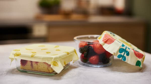 Auf einem Tisch liegen 2 kleine Gläser mit Beeren darin.