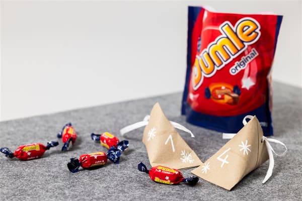 Auf einem Tisch liegen die selbstgemachten Geschenkpackerl.