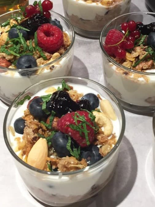 Auf einem Tisch stehen 4 Bowls mit Obst und Haferflocken.