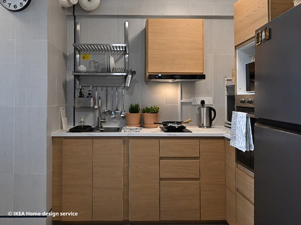 Aunty D's 2-room Flexi BTO unit's kitchen designed by IKEA Singapore Home design service. A METOD kitchen system with VOXTORP oak effect door fronts.