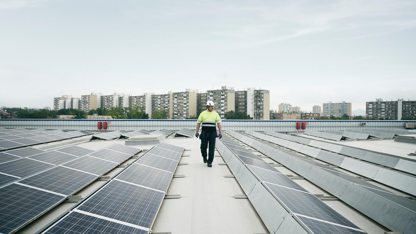 Aurinkopaneeleja talon katolla