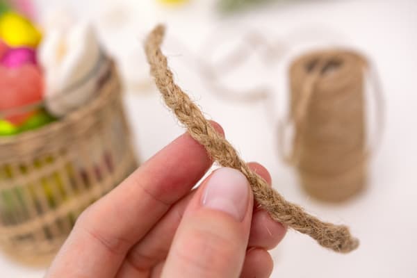 Aus der Juteschnur wurde ein kleiner Henkel geflochten.
